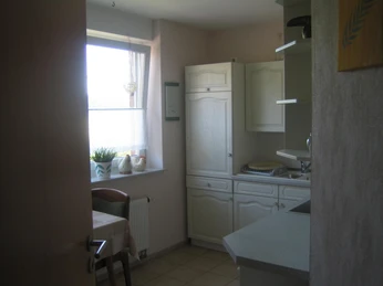 Küchenzeile mit Elektrogeräten