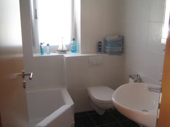 fewo-klein-badezimmer Badezimmer mit Eckbadewanne