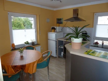 fewo-seeberger-kueche Küche mit rundem Esstisch und freistehendem Kühlschrank