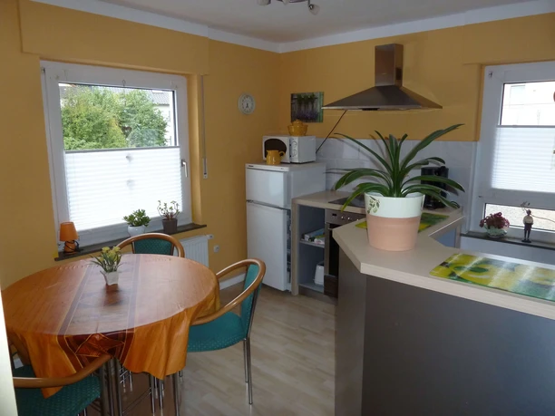 fewo-seeberger-kueche Küche mit rundem Esstisch und freistehendem Kühlschrank