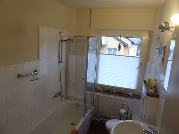 fewo-seeberger-badezimmer Badezimmer mit Duschwanne und Waschbecken