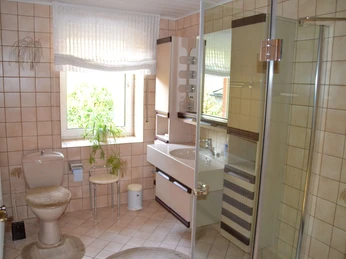 fewo-hauswaldesrand-badezimmer Badezimmer mit Toilette, Waschbecken und Dusche mit fester Kabine
