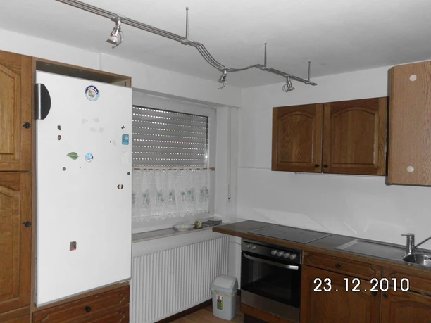 Dunkle Eichenküche mit Einbaukühlschrank