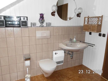 Badezimmer mit Elektroheizung und Kofferradio