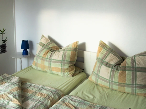Doppelbett mit großen Kissen