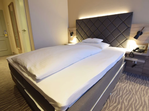 Großes Bett mit Beleuchtung und Haustelefon