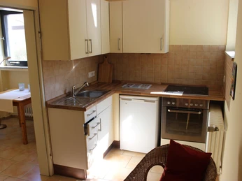 Kleine Kochecke mit Kühlschrank und Herd