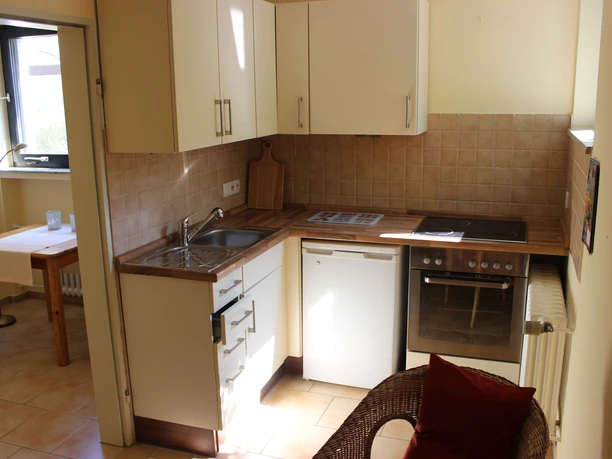 Kleine Kochecke mit Kühlschrank und Herd