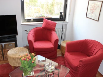 fewo-untermziegenberg-wohnzimmer Wohnbereich mit zwei Cocktailsesseln und kleinem Tisch