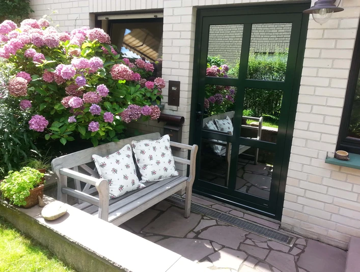 Zugang zur Ferienwohnung mit kleiner Bank an der Seite