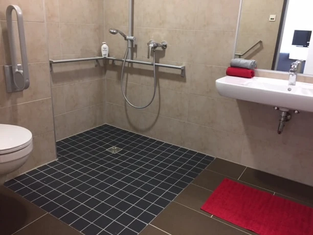Barrierefreie Dusche mit Waschbecken
