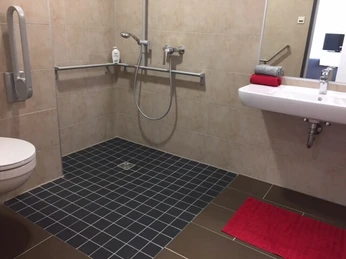 gaestewo3-raeuschenberg-badezimmer Barrierefreie Dusche mit Waschbecken