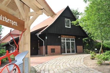 © Gemeinde Salzbergen Eingangsbereich der Ausstellungsscheune Salzbergen mit Fachwerkfassade und rotem Ziegeldach.