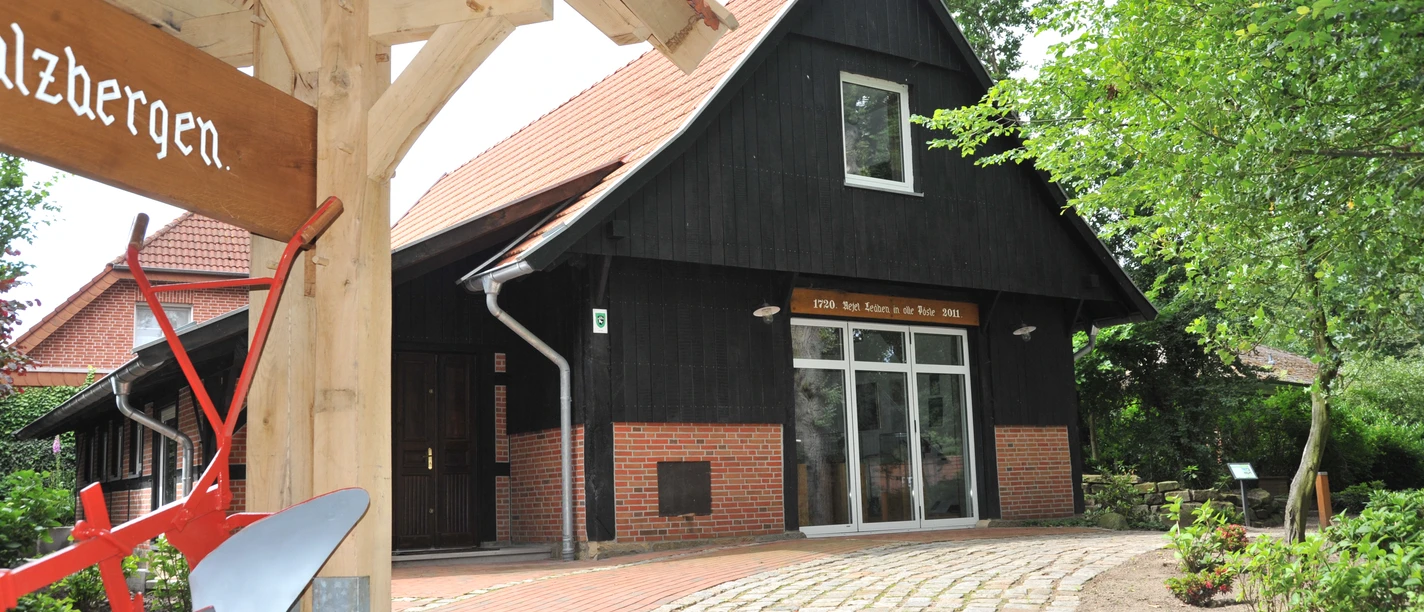 © Gemeinde Salzbergen Eingangsbereich der Ausstellungsscheune Salzbergen mit Fachwerkfassade und rotem Ziegeldach.