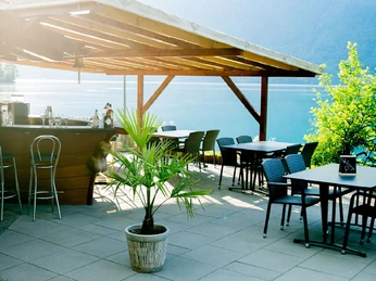 stranddbad-iseltwald-bistro-aussicht-brienzersee