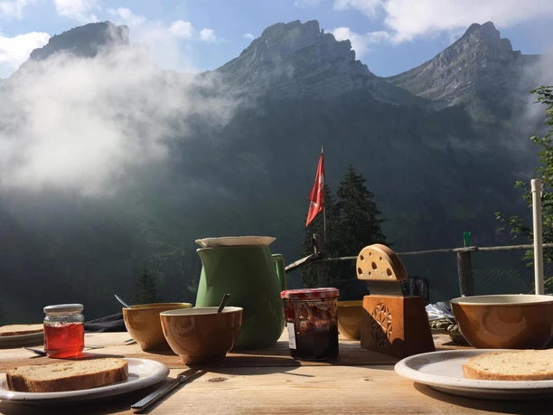 beatenberg-alpkaesereibesichtigung-sennen-fruehstueck