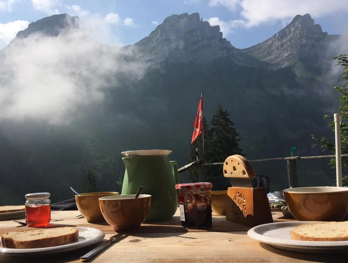 beatenberg-alpkaesereibesichtigung-sennen-fruehstueck