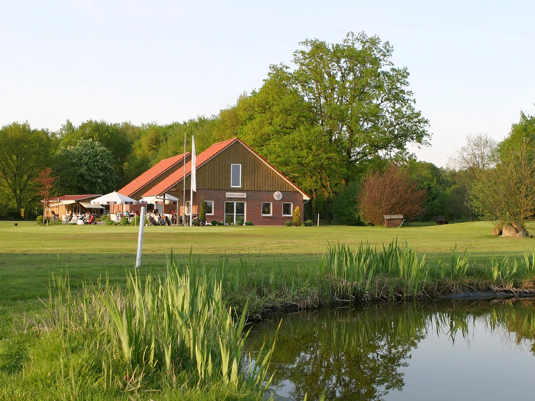 Das Clubhaus des Golfclubs Königshof Sittensen Das Clubhaus des Golfclubs Königshof SittensenThe clubhouse of the Königshof Sittensen Golf ClubKlubhuset i Königshof Sittensen Golf ClubHet clubhuis van de Königshof Sittensen Golf Club