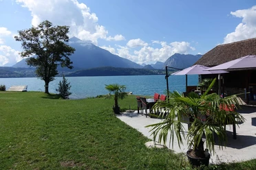 strandbad-hirschen-gunten-liegewiese-thunersee-niesen