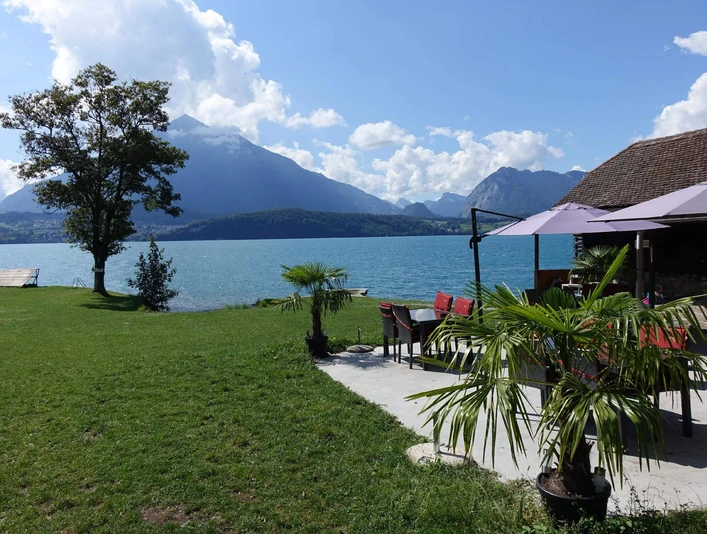 strandbad-hirschen-gunten-liegewiese-thunersee-niesen