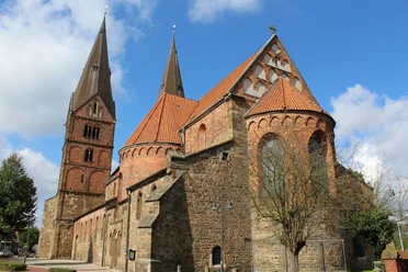 Stiftskirche Bücken Stiftskirche Bücken: Historische Kirche aus rotem Backstein mit markanten Türmen unter blauem Himmel.