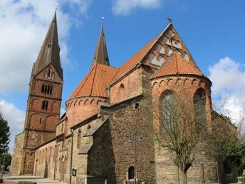 Stiftskirche Bücken Stiftskirche Bücken: Historische Kirche aus rotem Backstein mit markanten Türmen unter blauem Himmel.