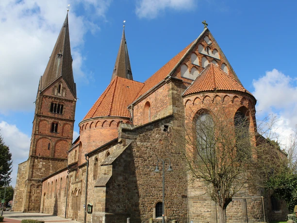 Stiftskirche Bücken Stiftskirche Bücken: Historische Kirche aus rotem Backstein mit markanten Türmen unter blauem Himmel.