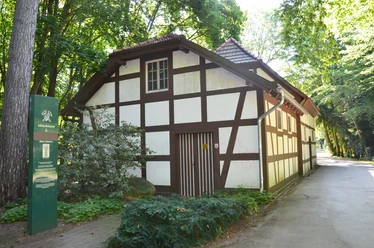 Buelow-Brunnen Das Bild zeigt ein altes Fachwerkhaus im Sielpark, in dem sich der Bülow-Brunnen befindet.