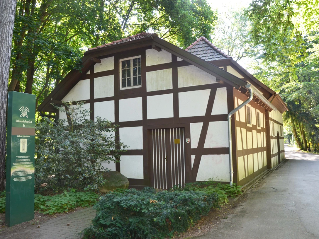 Buelow-Brunnen Das Bild zeigt ein altes Fachwerkhaus im Sielpark, in dem sich der Bülow-Brunnen befindet.