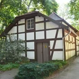 Buelow-Brunnen Das Bild zeigt ein altes Fachwerkhaus im Sielpark, in dem sich der Bülow-Brunnen befindet.