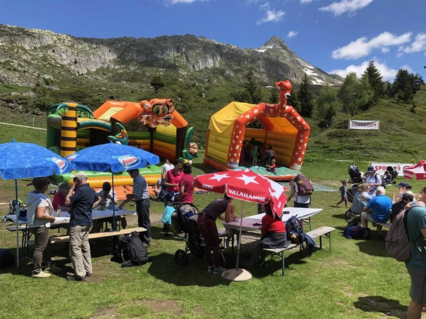 q-stall-apres-ski-bettmeralp-hüpfburg