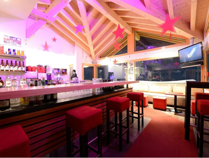 lounge-bar-corner-fiescheralp-innen-2