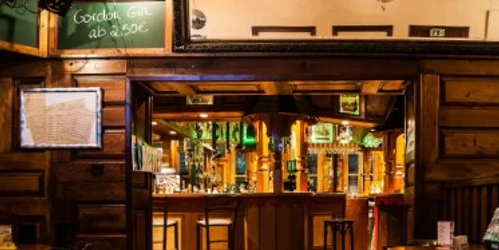 backpackers-inn-sicht-auf-die-bar