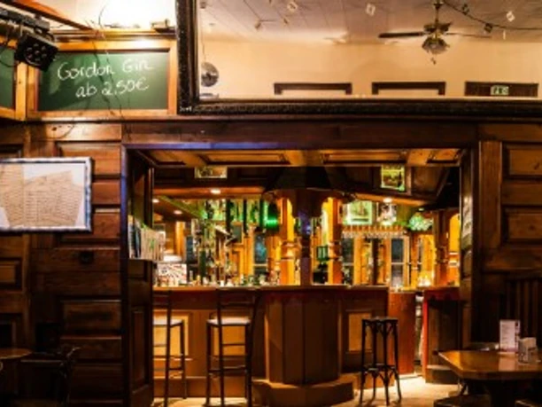 backpackers-inn-sicht-auf-die-bar