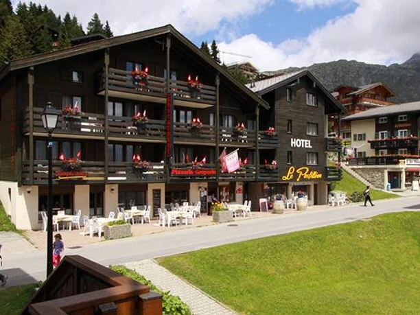 pizzeria-hotel-le-postillion-bettmeralp-aussenansicht-sommer