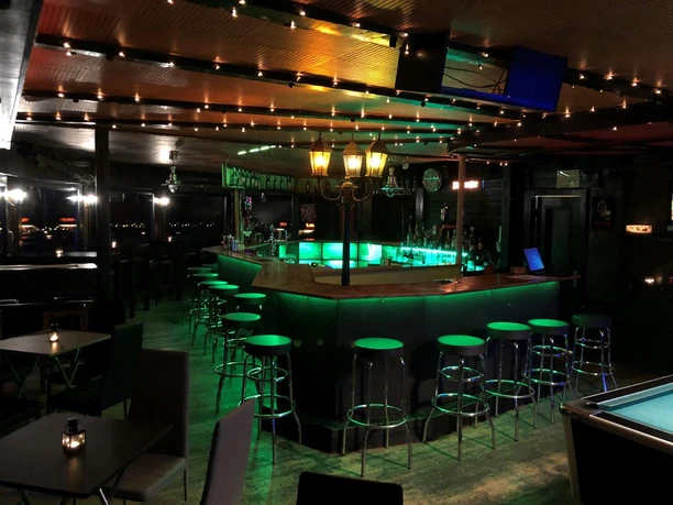 on-the-rocks-bar-und-disco-riederalp-innen-2