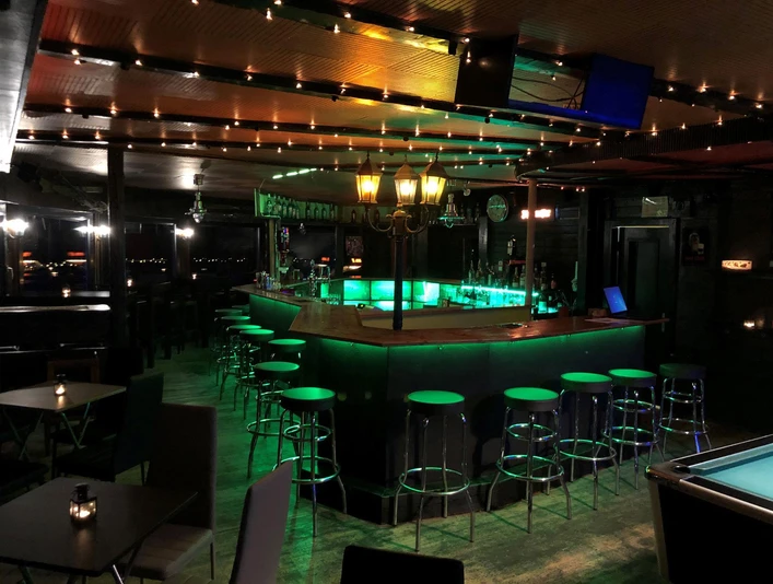 on-the-rocks-bar-und-disco-riederalp-innen-2