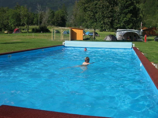 restaurant-camping-eggishorn-fiesch-piscine