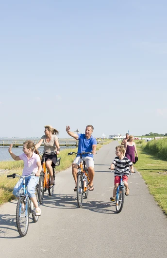 fahrrad-fahren-auf-der-strandpromenade-7