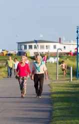 seniorenspaziergang-am-strand