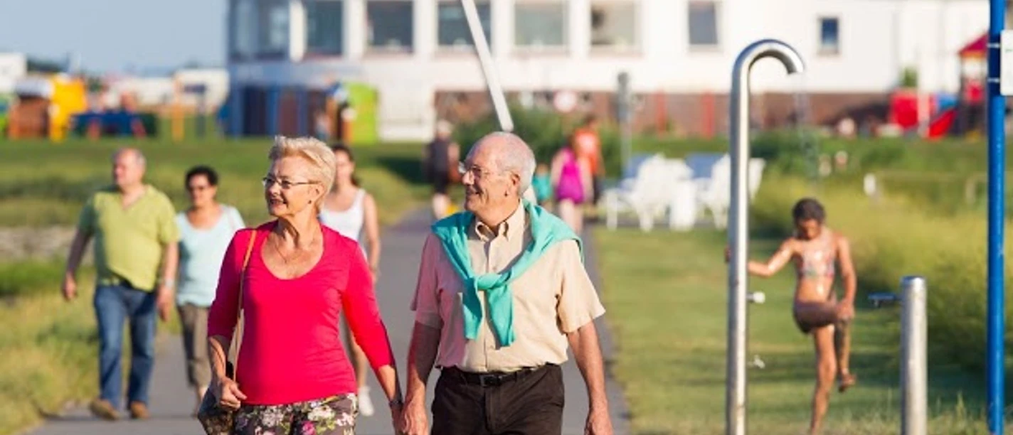 seniorenspaziergang-am-strand