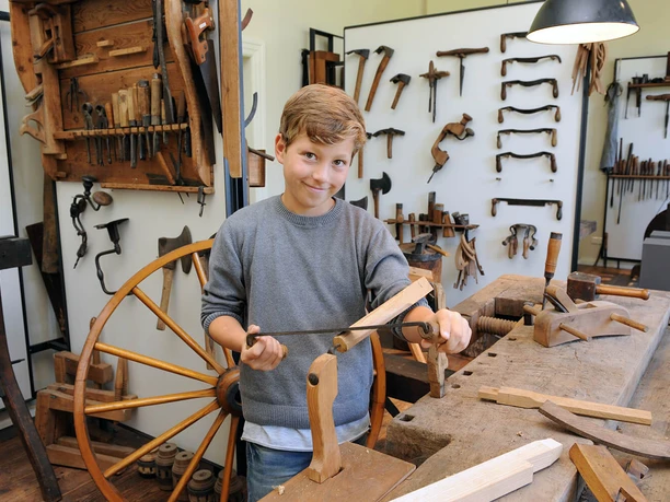In der Werkstatt Junge in der Werkstatt in der Burg Brome