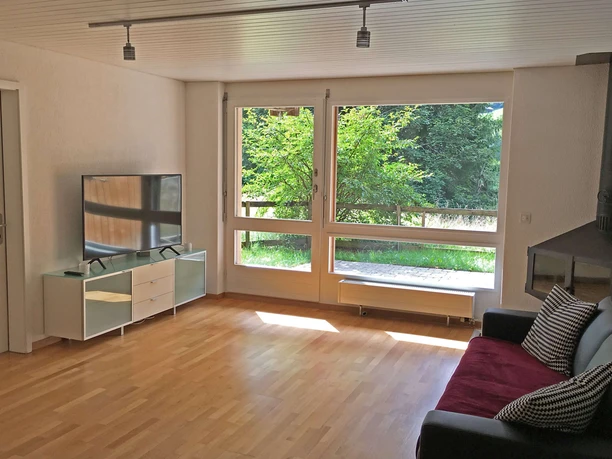 Salle de séjour avec une grande fenêtre