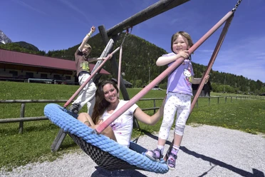 Spielplatz im Riedboden mit einer Nestschaukel