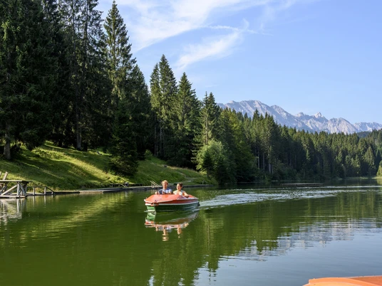 Tretboot fahren auf dem Grubsee bei Krün Sommer