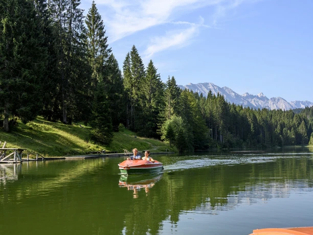 Tretboot fahren auf dem Grubsee bei Krün Sommer