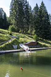 Freibad mit Rutsche am Grubsee bei Krün im Sommer