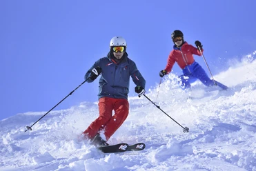 Skifahrer am Kranzberg im Familien-Skiegebiet am Luttensee in Mittenwald