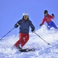 Skifahrer am Kranzberg im Familien-Skiegebiet am Luttensee in Mittenwald