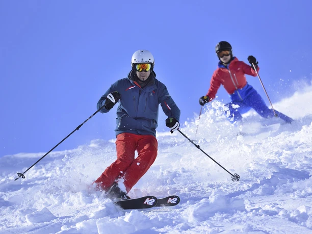 Skifahrer am Kranzberg im Familien-Skiegebiet am Luttensee in Mittenwald